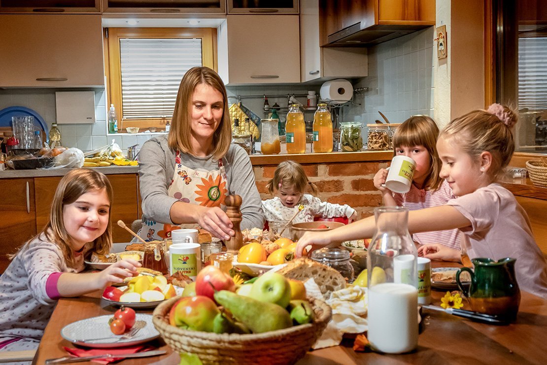 otroci ob tradicionalnem slovenskem zajtrku