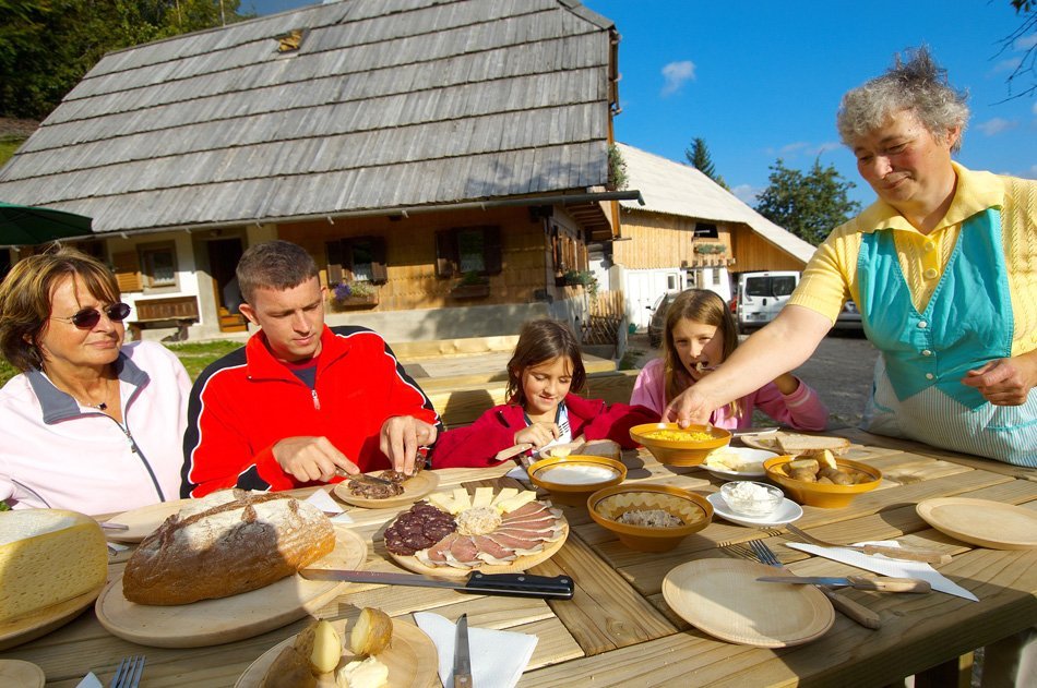 gostje za polno mizo dobrot