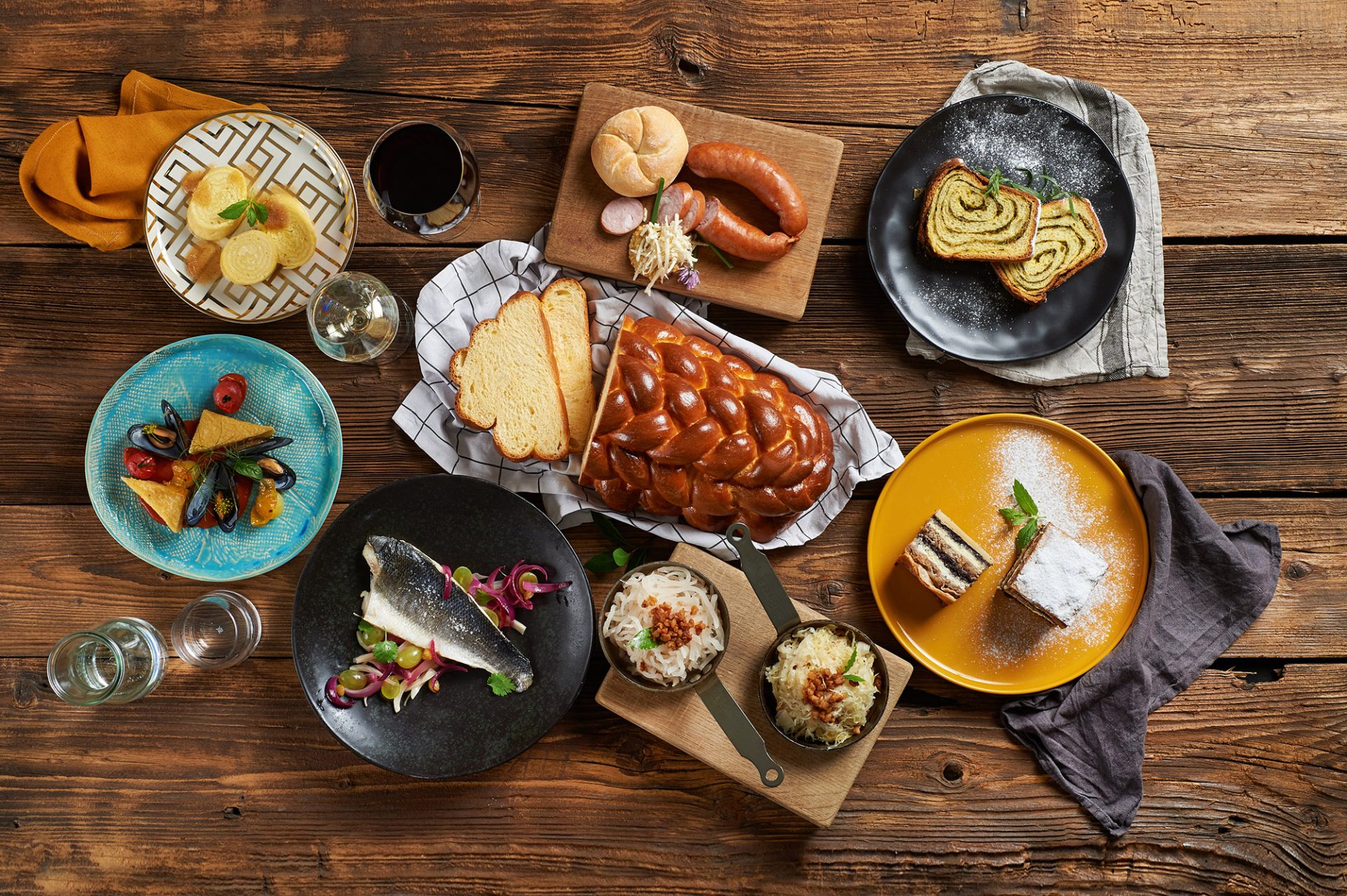 na mizi so lokalne slovenske dobrote, kislo zelje, pletenica, polenta, ribe