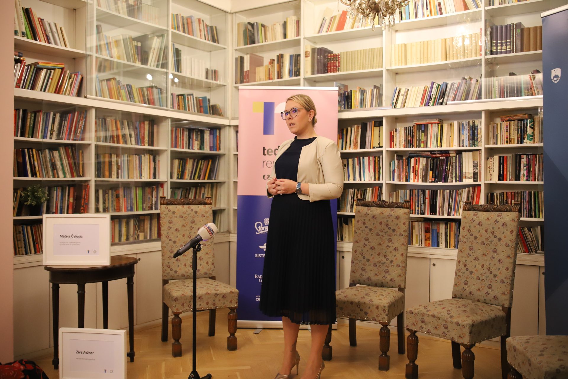 kulinarično srečanje v ljubljanskem Pen Klubu govori ministrica čalušič