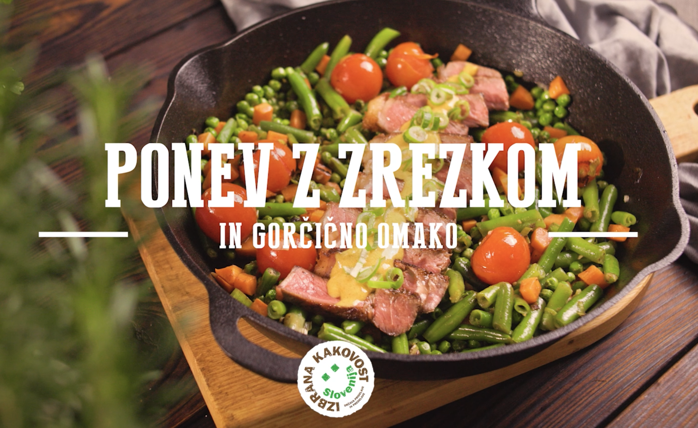 Na sliki je ponev z zrezkom in gorčično omako