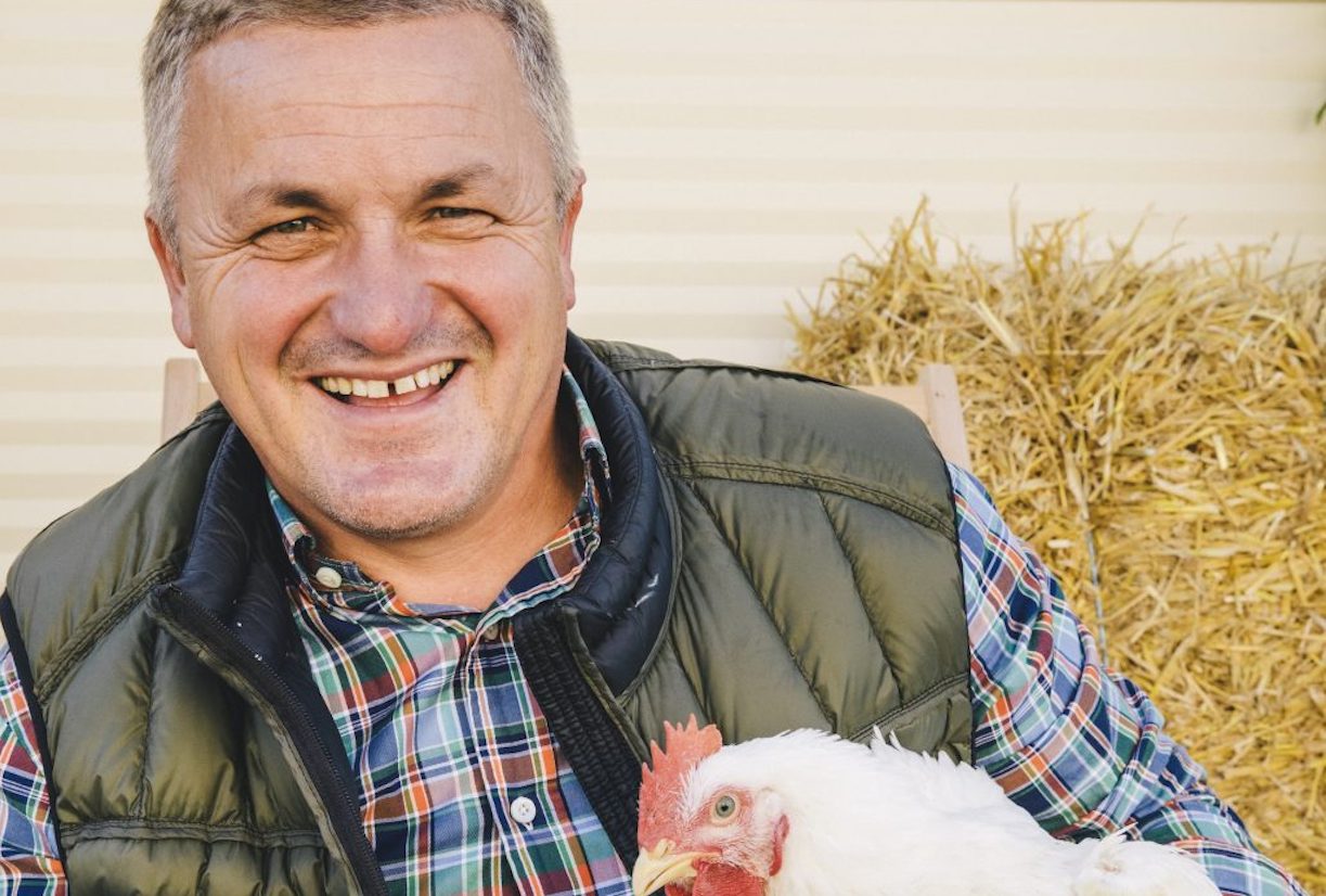 franc hudin s kokošjo v rokah